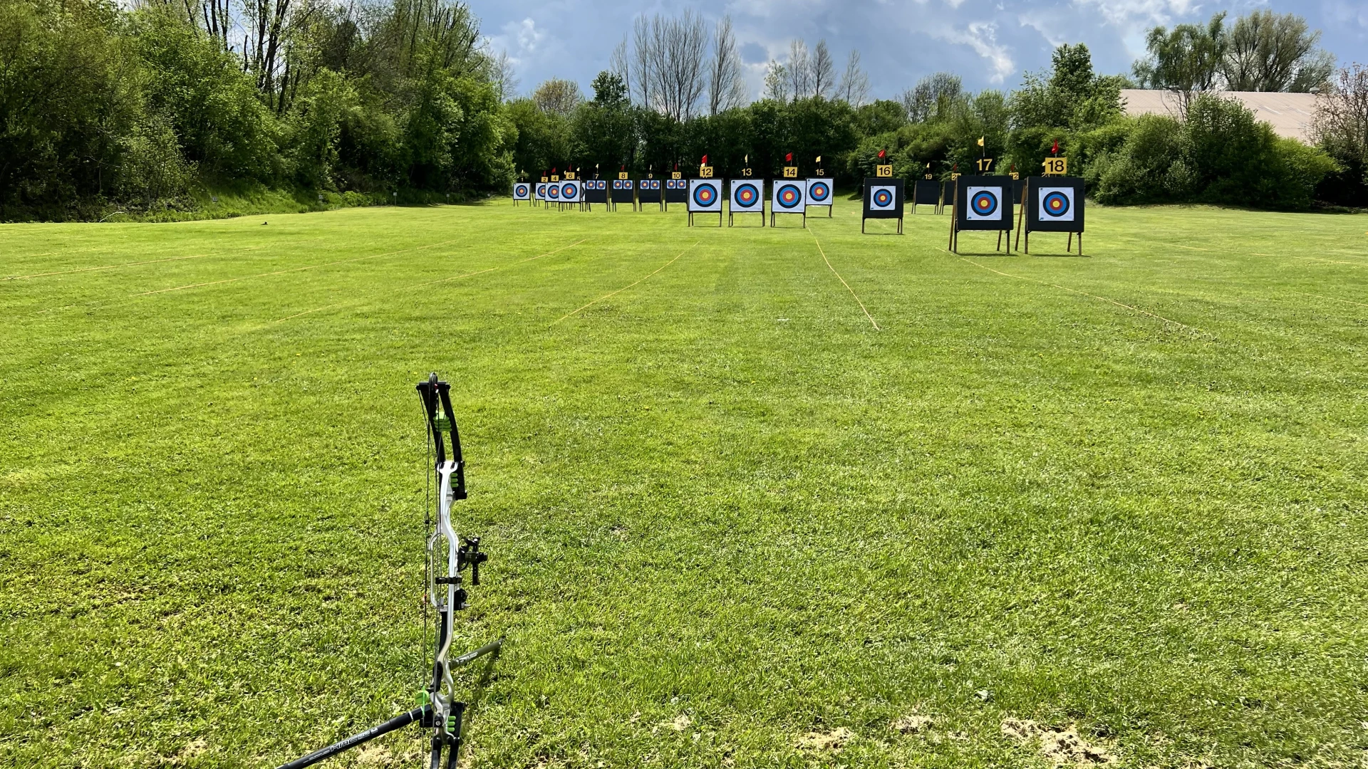 Bogenplatz der Landshuter Bogenschützen: Scheiben auf der Wiese